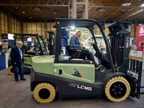 LGMG Electric Forklifts: Big Hit at IMHX 2025!