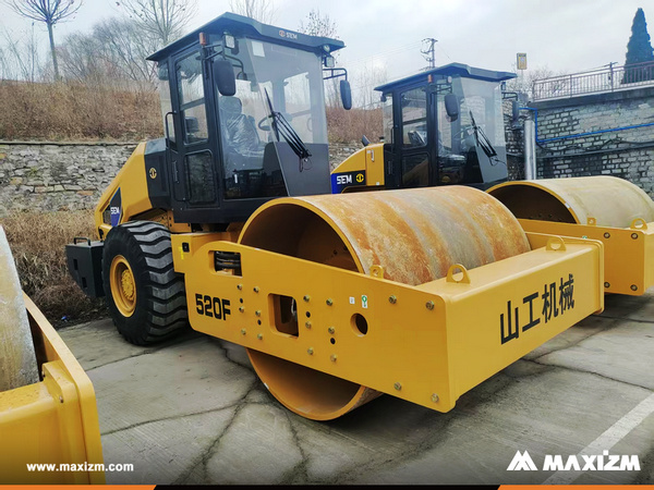 Somalia - 1 Unit SEM SEM520F Road Roller